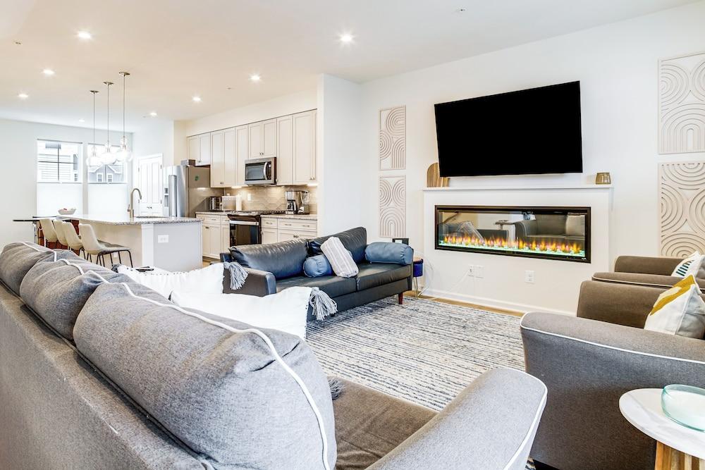 < 1 Mi to Dtwn: Waterfront Townhome in Cambridge!