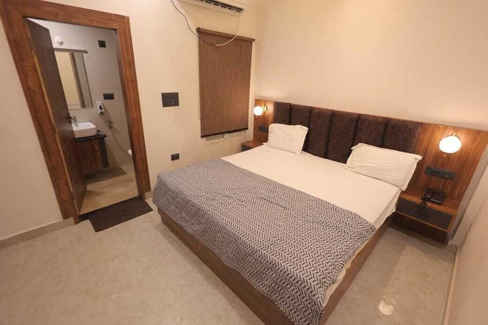 PriyaKunj Dham Guest House