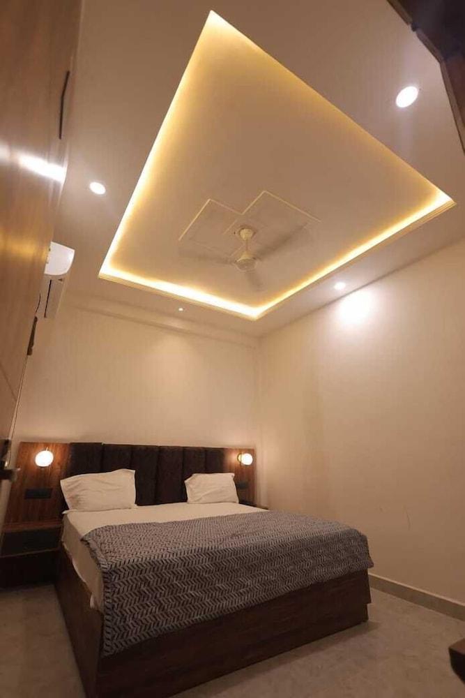 PriyaKunj Dham Guest House