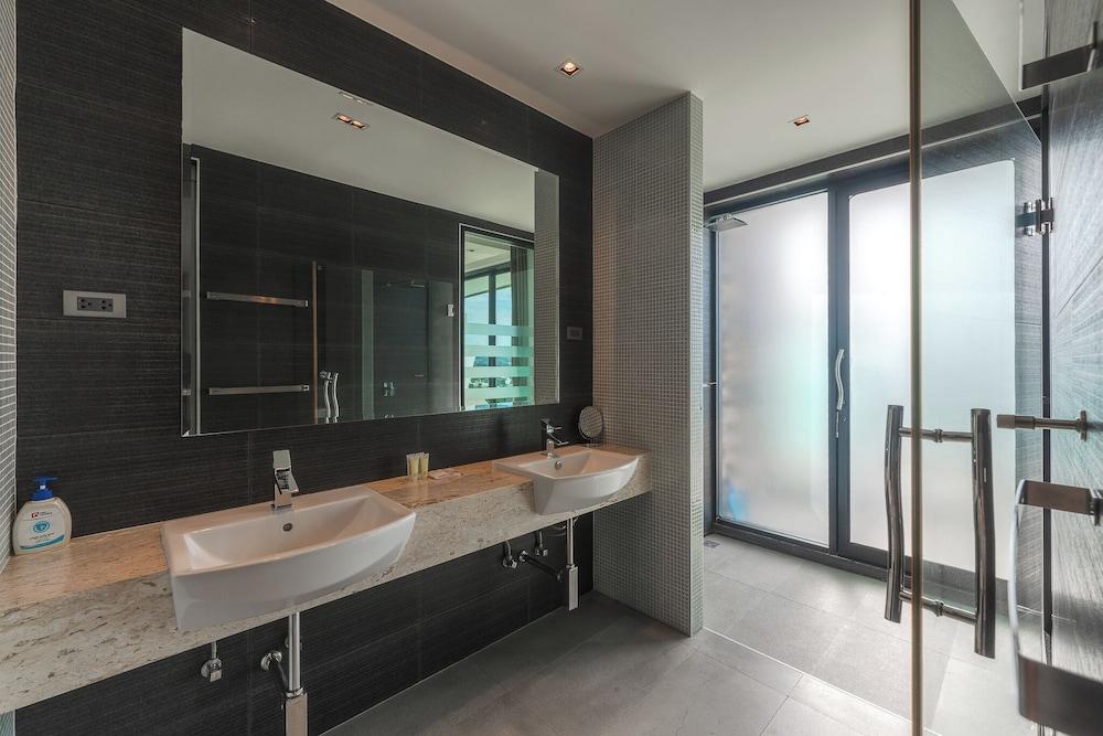 4BRHilltop Villa Pool Views Jacuzzi V203