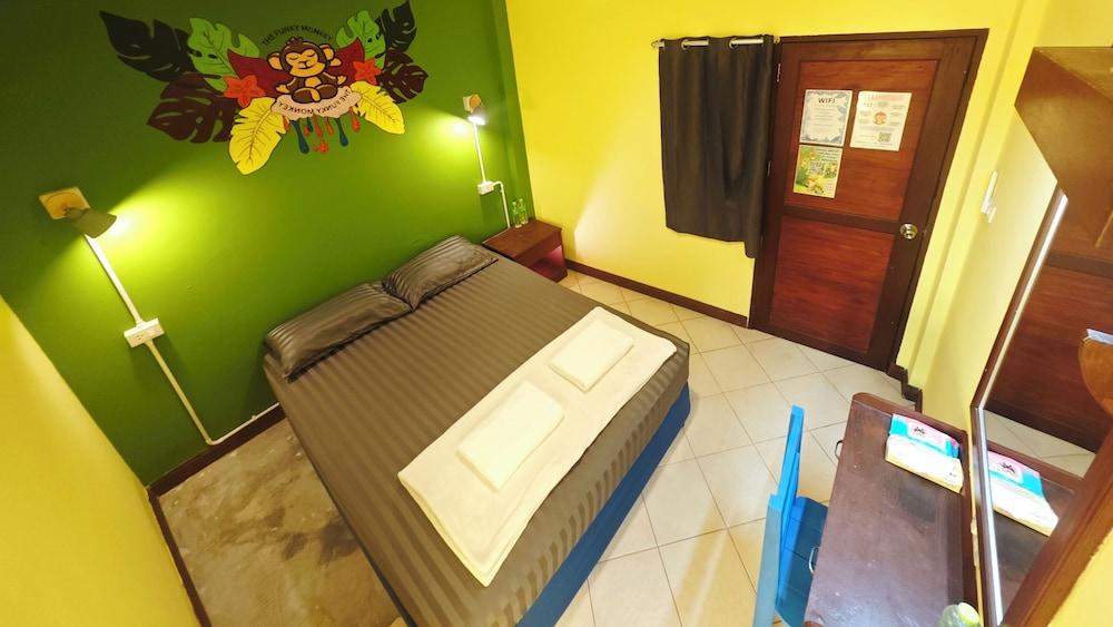 THE FUNKY MONKEY HOSTEL - 18 to 40 only