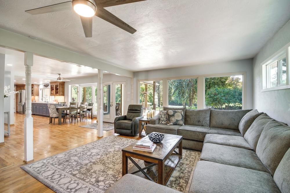 Lovely Riverfront Grants Pass Home: Pool & Hot Tub