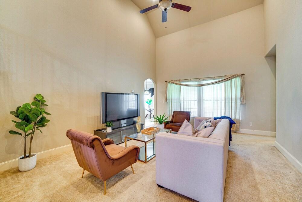Spacious Texas Retreat w/ Community Pool