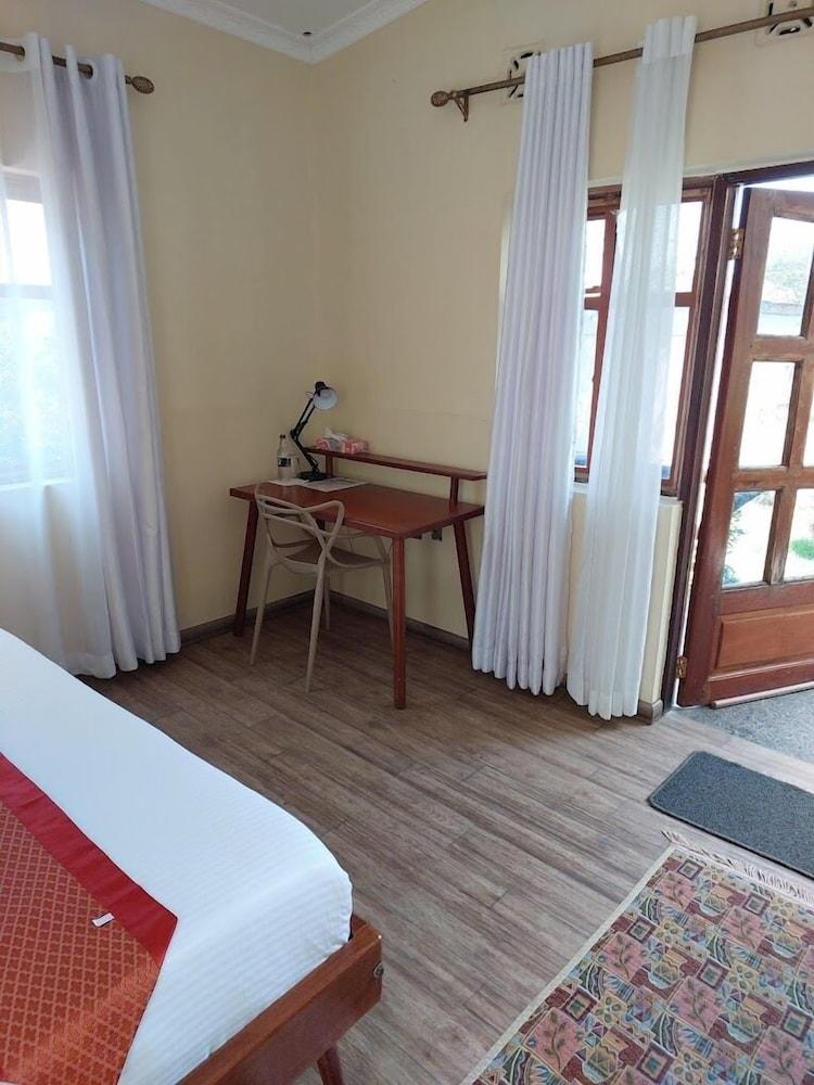 Emirishoi Cottages & Garden Bistro