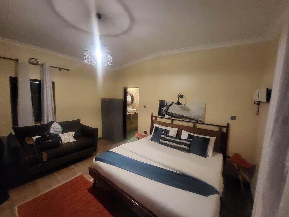 Emirishoi Cottages & Garden Bistro