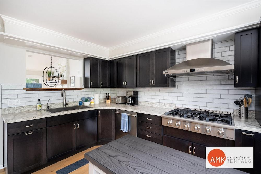 The Glistening Grape - Lakeside Getaway