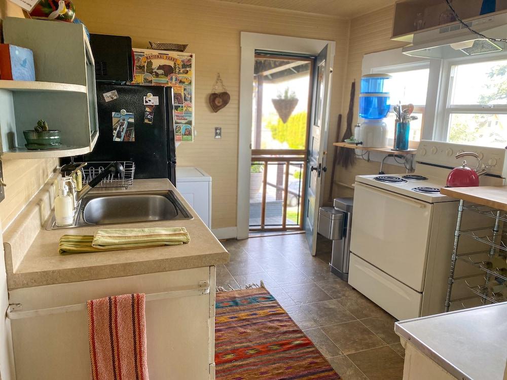 Upstairs at Thevictorian - Lush Walkable and Dog-friendly Retreat - Steps From Downtown Bellingham