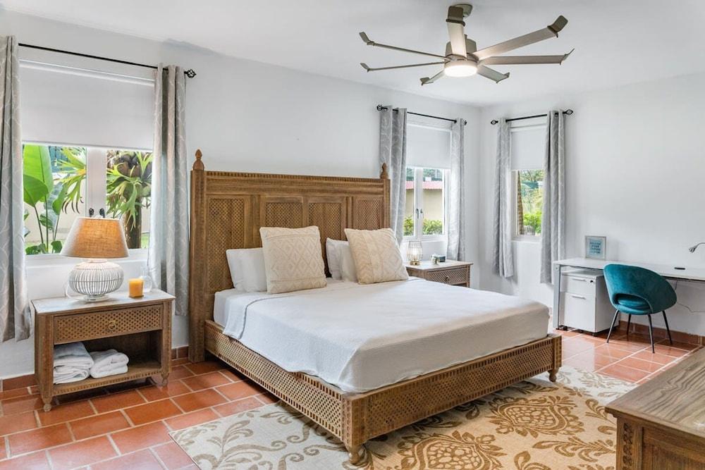 Upscale Villa in Gated Community Beach Access Yari