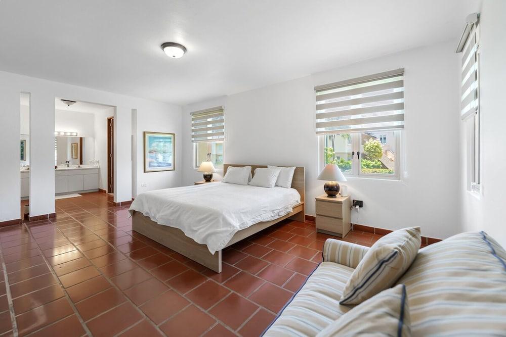 Quaint Villa Beach Access Elina