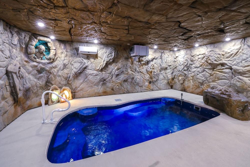 Gandalf s Getaway Indoor Pool Theater Arcade Firepit Book Now