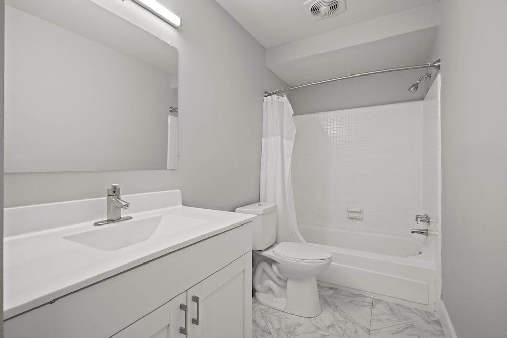 Stylish 2BR 2BA Stay in Prime Location