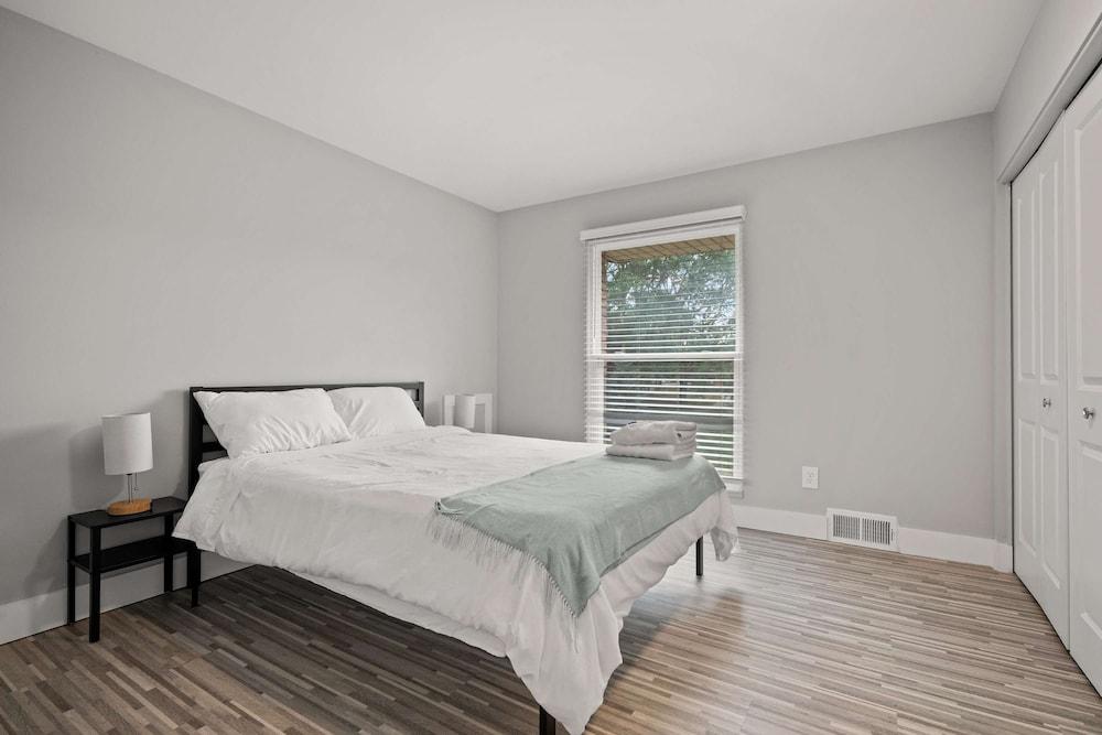 Stylish 2BR 2BA Stay in Prime Location