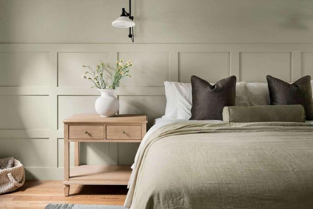 Moraea Farm Berry - by Linnaeus Collection