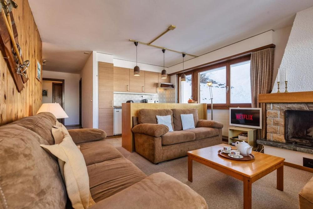 6 Person ski in out Apartment Great Views Garage