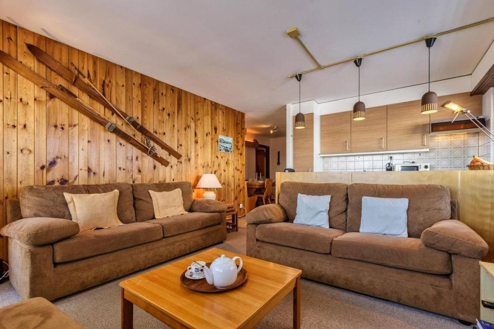 6 Person ski in out Apartment Great Views Garage