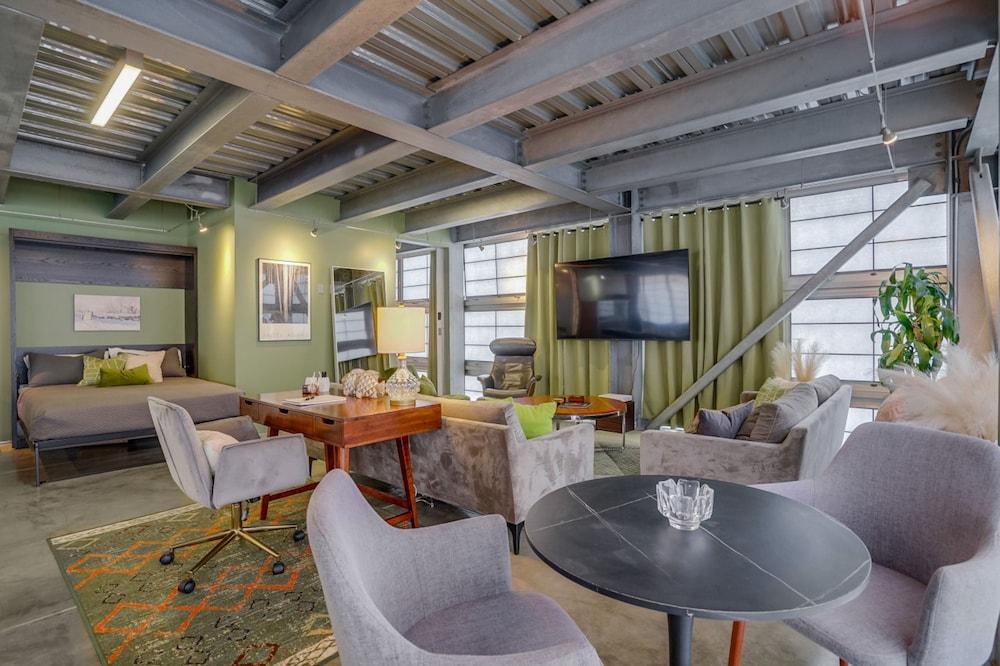 Venice Beach The Steel Rose Flat