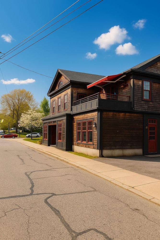 Magical Post and Beam Loft Downtown Newport