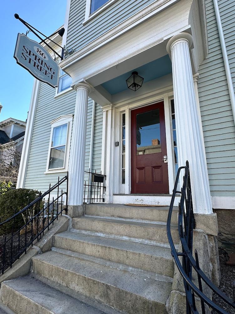 Entire Charming Victorian Home Downtown Newport
