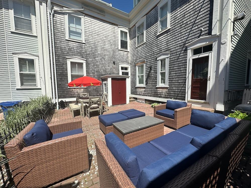 Entire Charming Victorian Home Downtown Newport