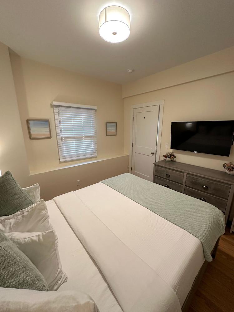 86 Dr Marcus House - Popular Broadway Area