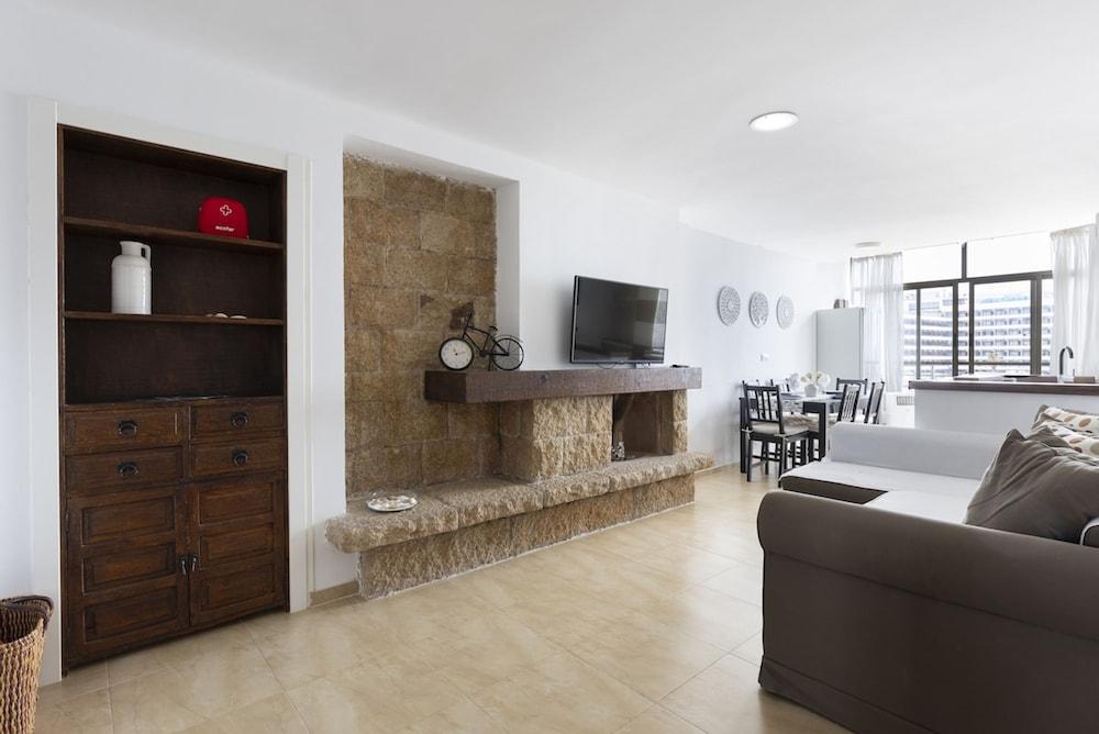 Prime Location Apartment With Seaviews