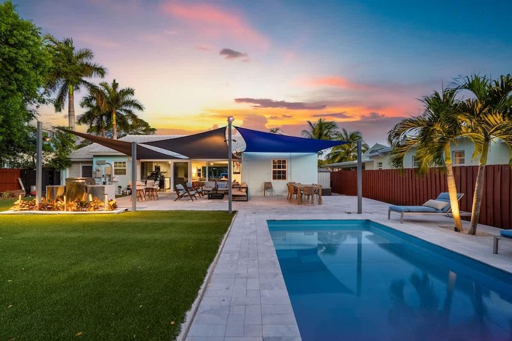 Pool Spacious Backyard Delray Beach Home