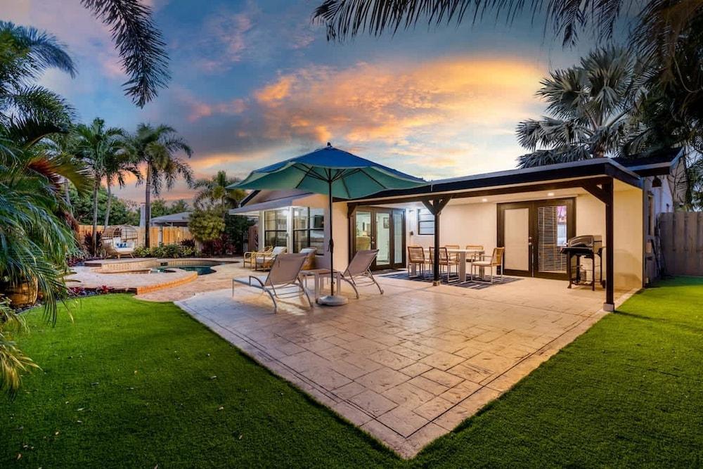 Tropical Getaway Heated Pool Patio Retreat