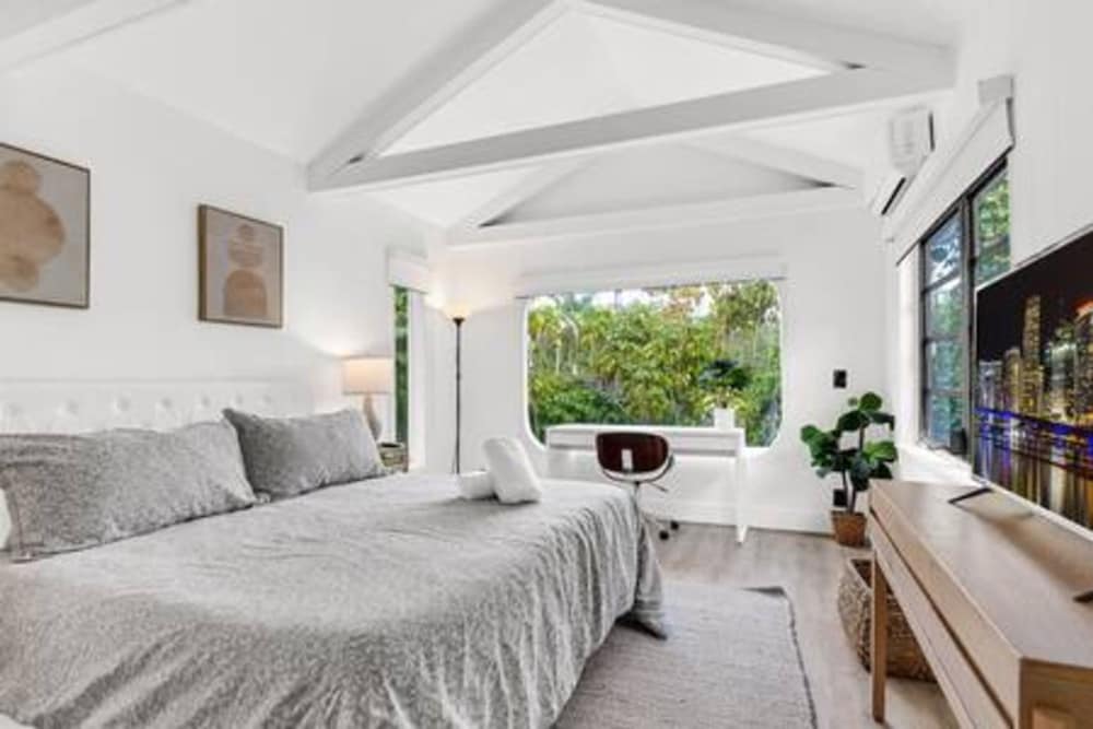 1720 Wa Kee 2A Luxurious 4BR 3BA Retreat in Coconut Grove w Pool