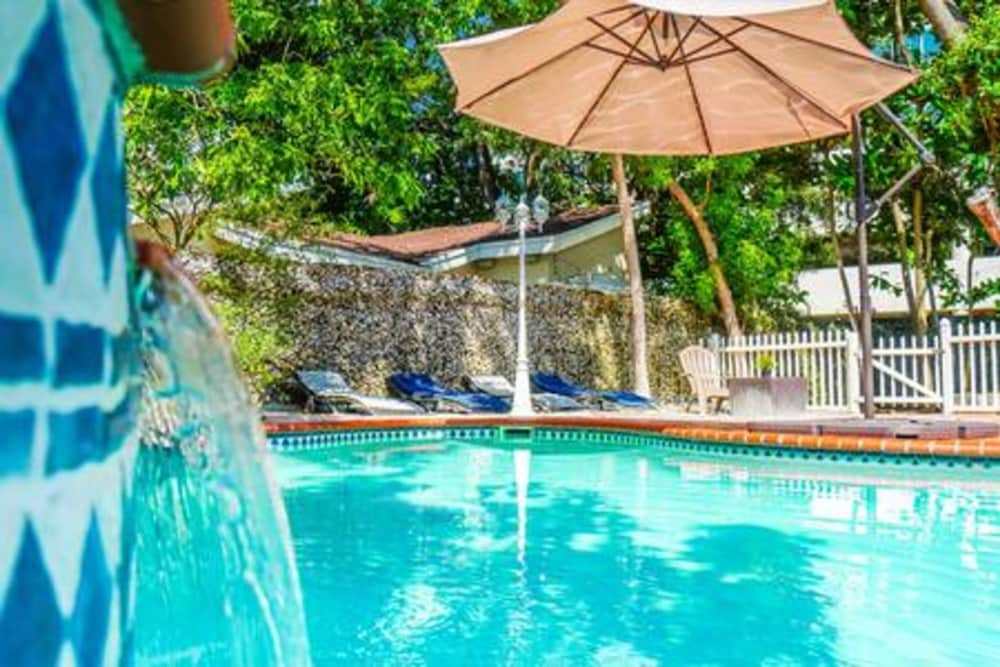 2710 Heated Pool 7 Beds 5 Baths Sleep 15 Park 4 Car