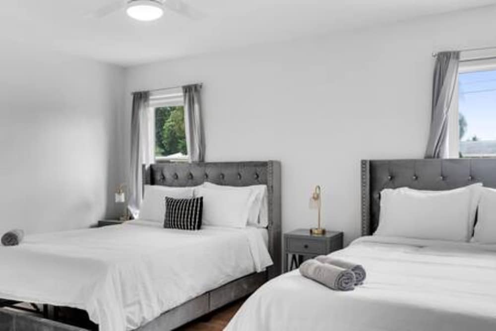 617 NW 30 CT Pool Patio 5Bd 3bath Fire Pit Parking for 3