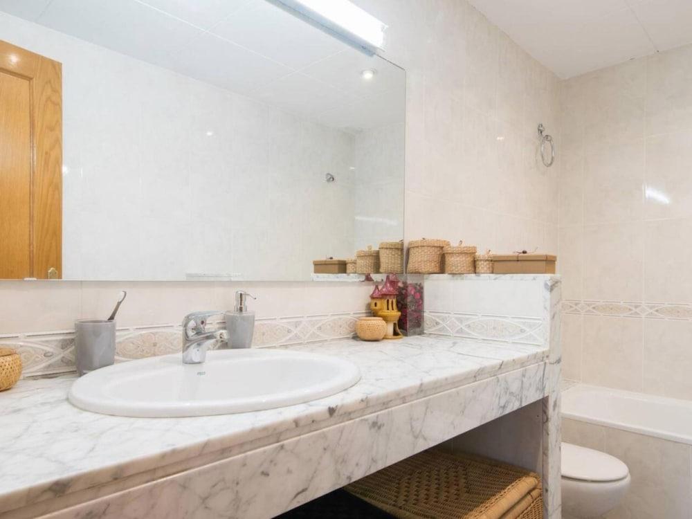 Sunny Apartment 3 Blocks to the Beach