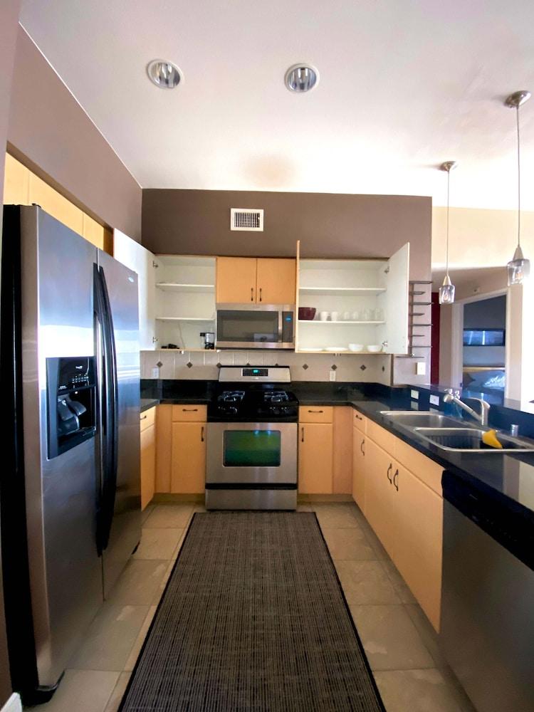 Allura Gaslamp Pool Spa Gym Extra Office Nook