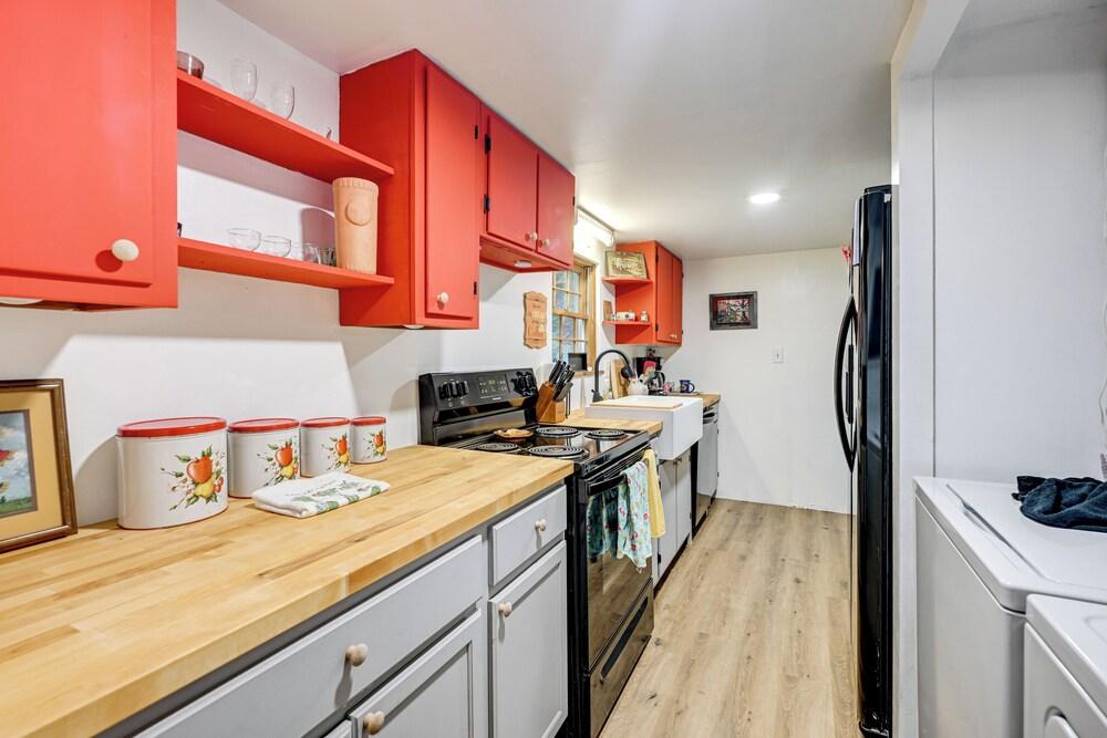 Trail Access & Tranquil Setting: Franklin Retreat!