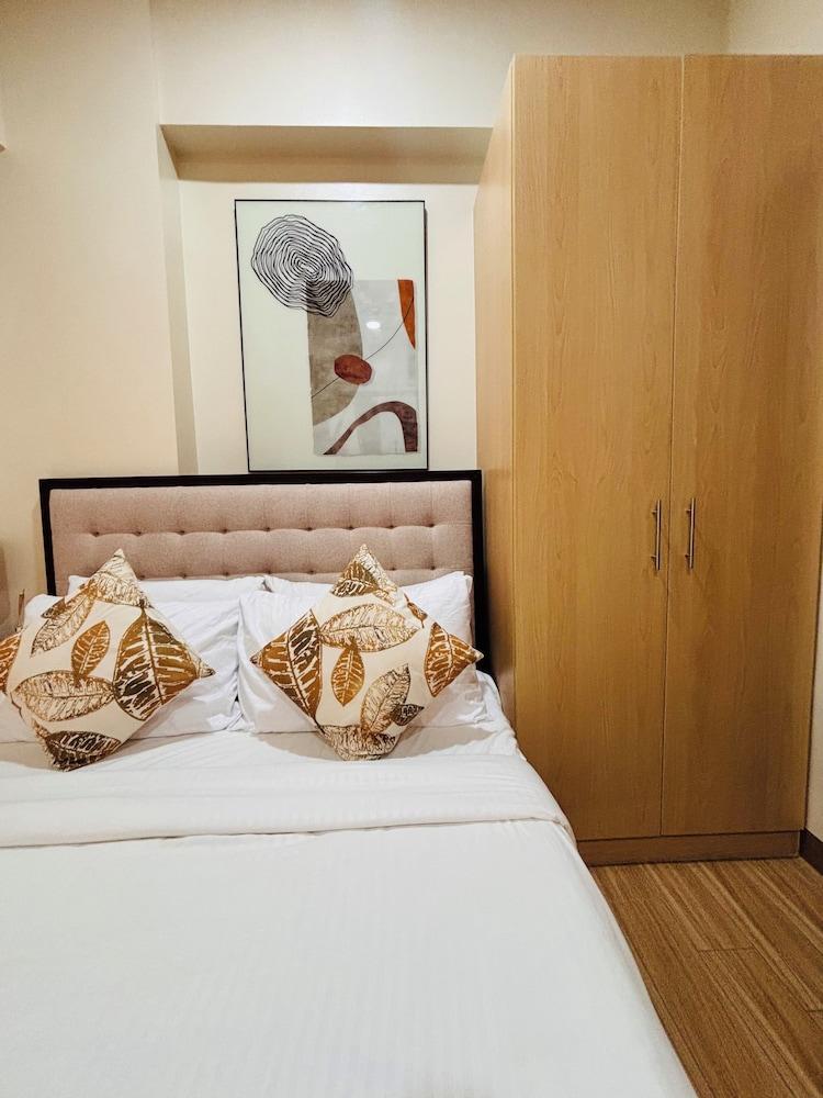 A Dreamy & Elegant Studio