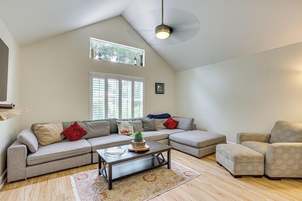 4 Mi to Beaches: St Simons Island Escape w/ Patio!