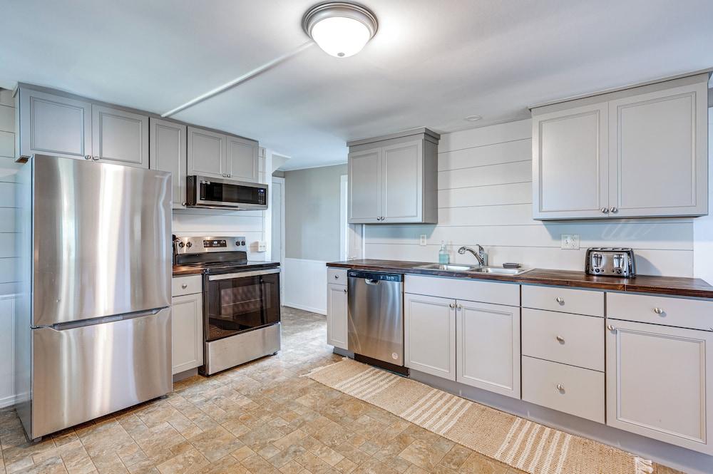 < 1 Mi to Lake: Mtn-view Cabin w/ Porch in Newport