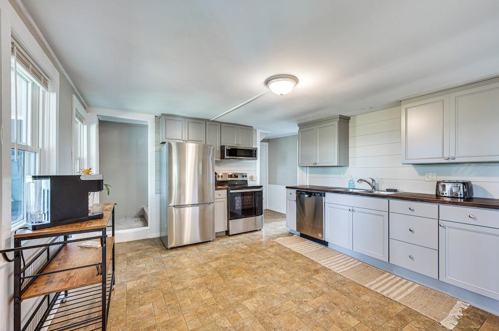 < 1 Mi to Lake: Mtn-view Cabin w/ Porch in Newport