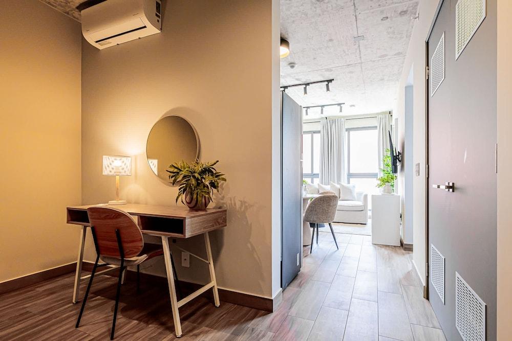 w Splendid 1BR in the Heart of Centriqo