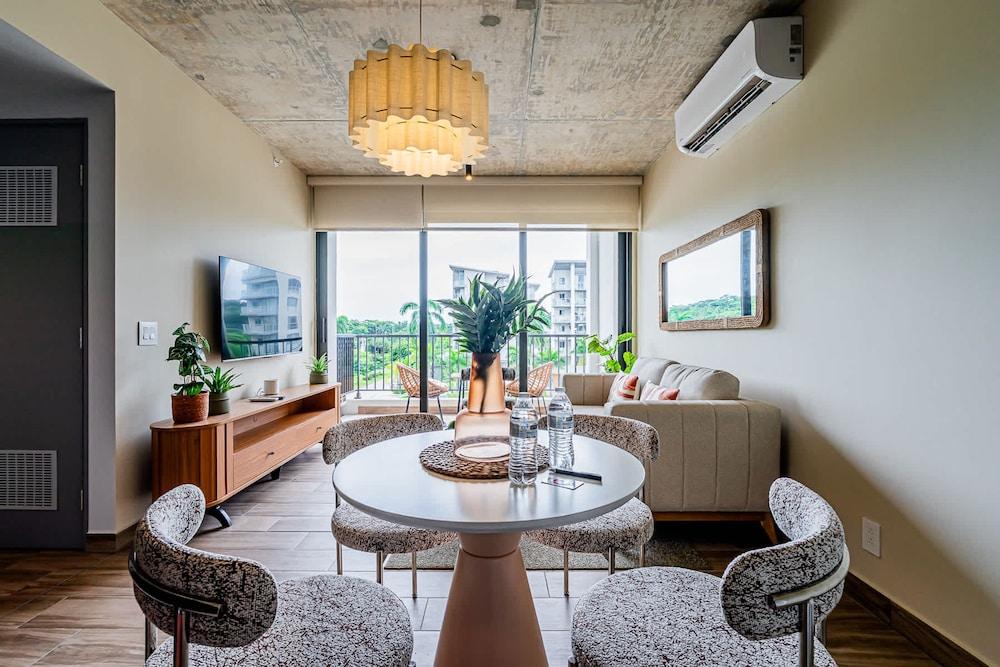 w Modern 2BR w Great Deco in Centriqo