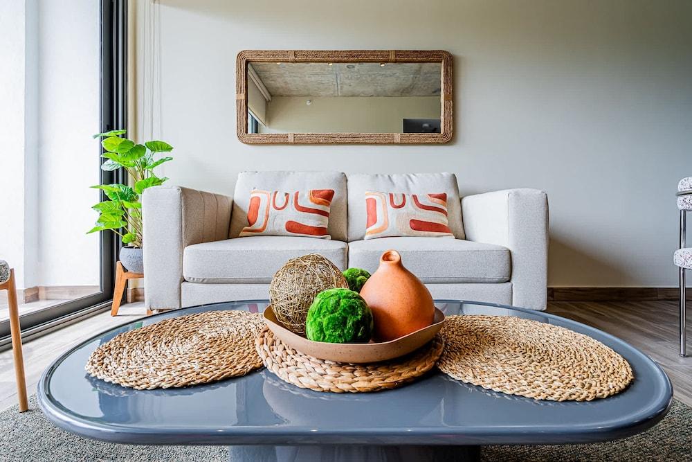 w Modern 2BR w Great Deco in Centriqo