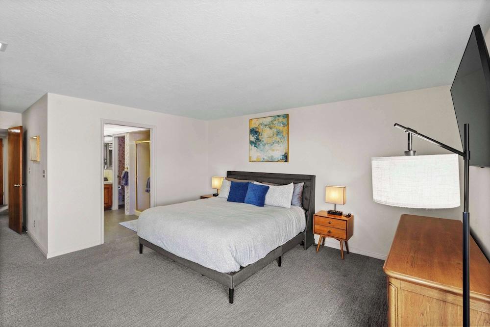 Cozy Condo - Stay for 9