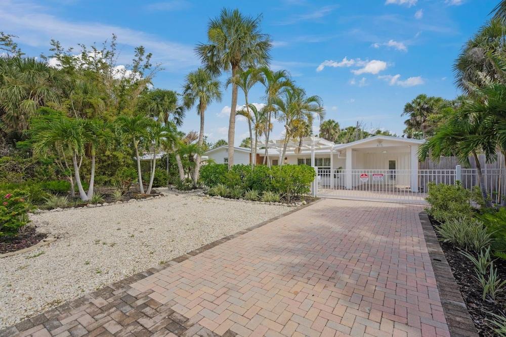 Dockside Getaway on Avenida