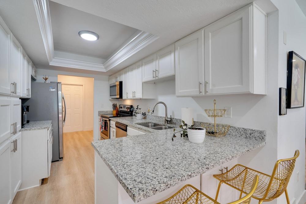 Heated Saltwater Pool < 2 Mi to Yacht Club Beach!