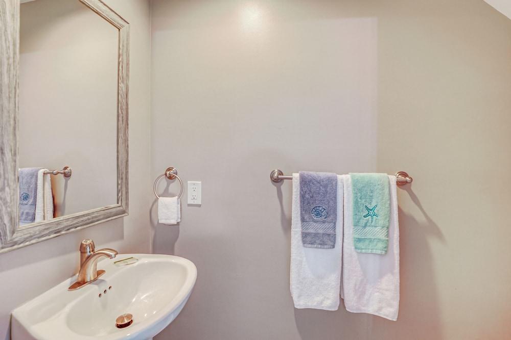 Oceanfront Duck Key Villa: 2 Marinas Steps Away!