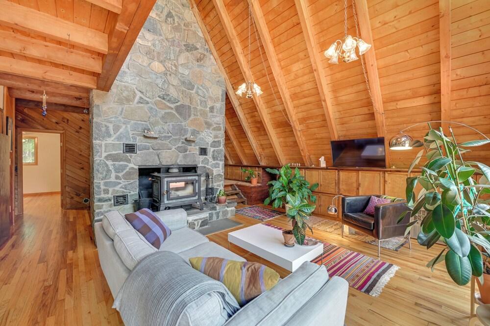 1 Mi to Grafton Lakes St Prk: A-frame in the Woods