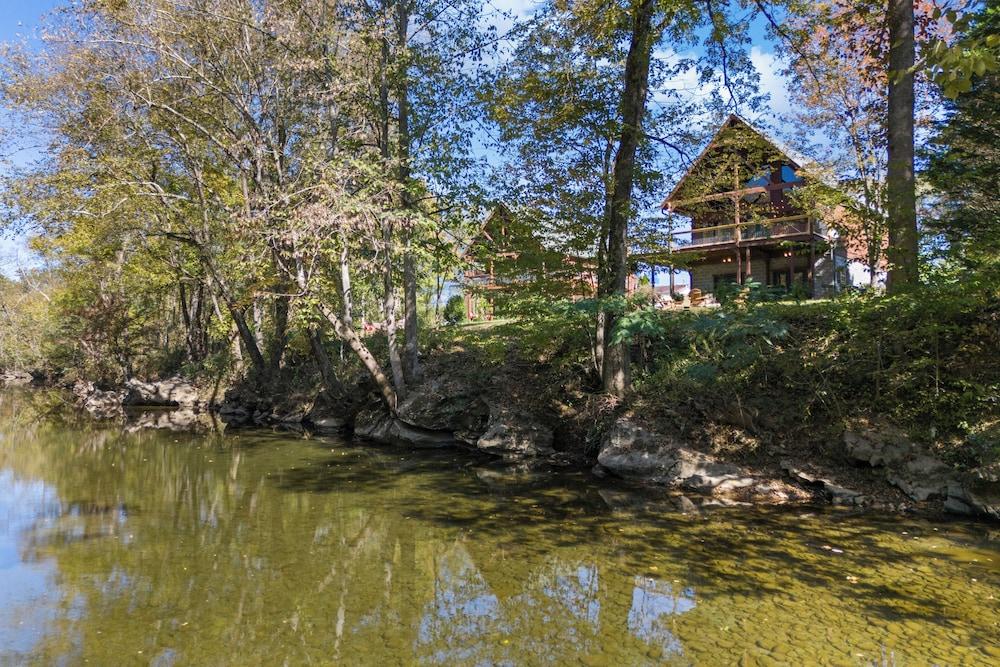 River View Dog Friendly Game Room w Hot Tub