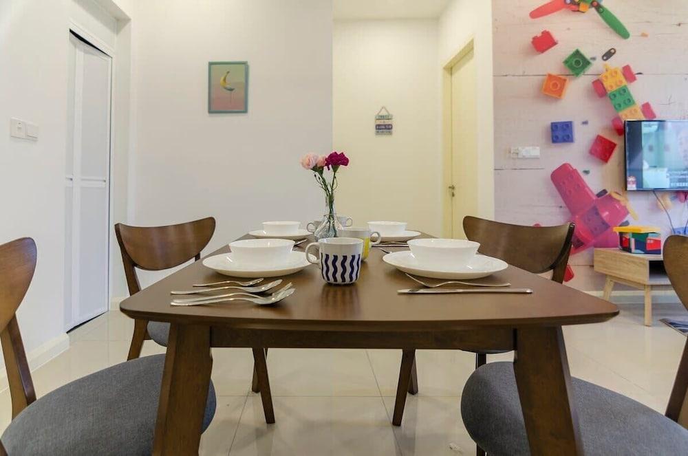 3BR D'pristine Suite Near Legoland, Stunning Views