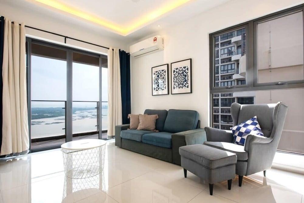 Comfy 3BR Apt in Danga Bay, Free Parking, Sea View