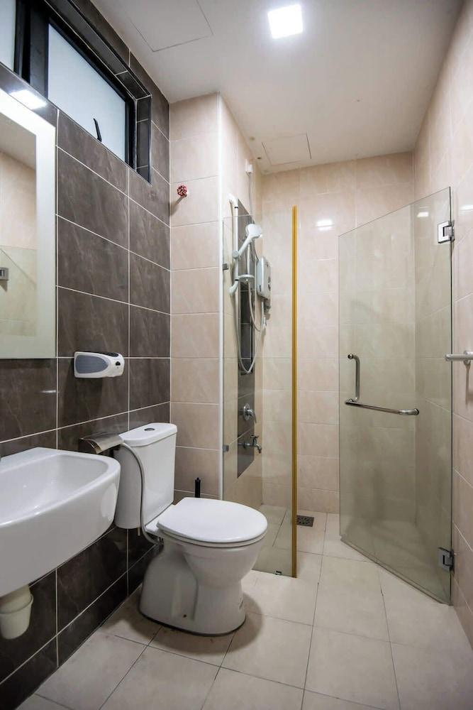 Stylish 4BR Near Paradigm Mall, Pool, Free Parking