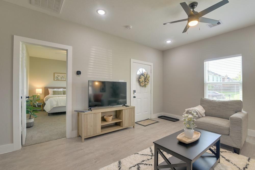 Patio & Fenced Yard: Home Close to Dtwn Houston!